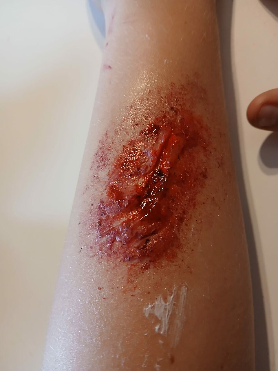 Geschminkte Wunde am Unterarm