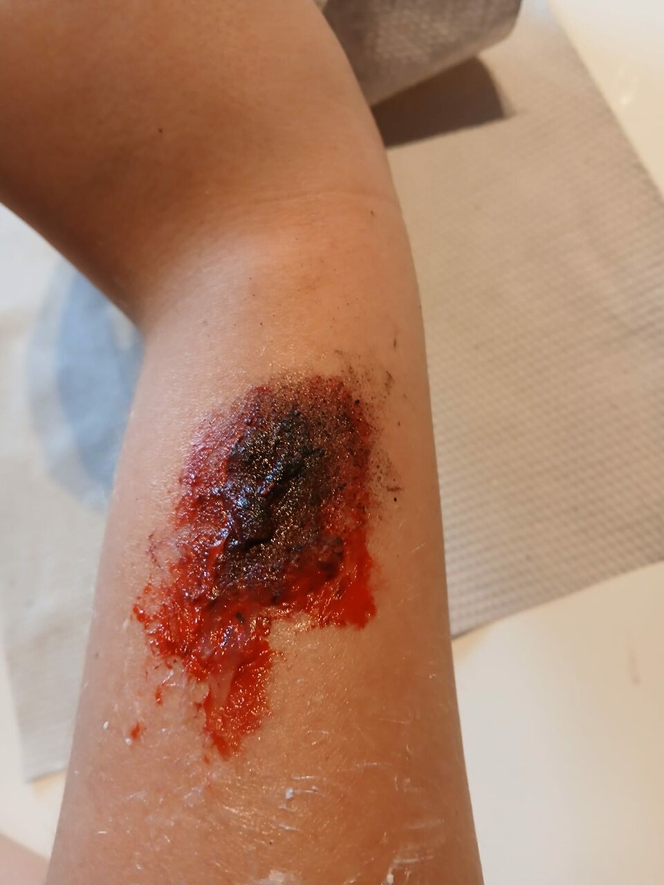 Geschminkte Wunde am Unterarm