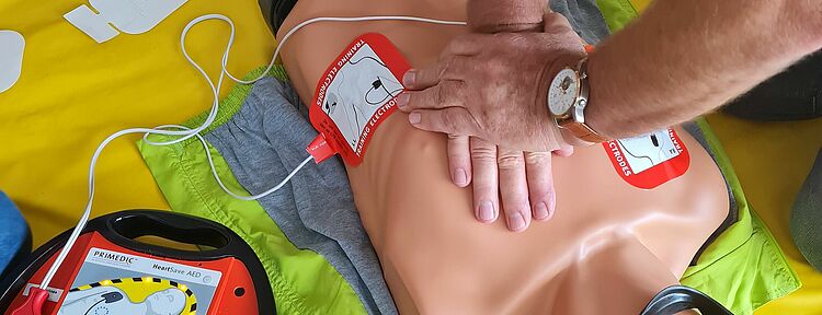 Reanimationsübung mit angeschlossenem AED
