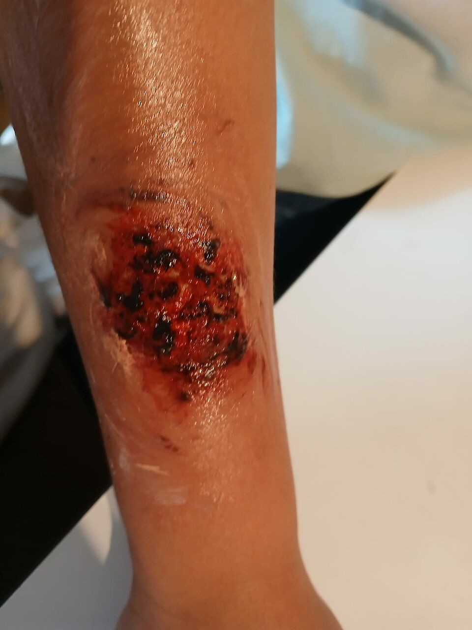 Geschminkte Wunde auf dem Unterarm